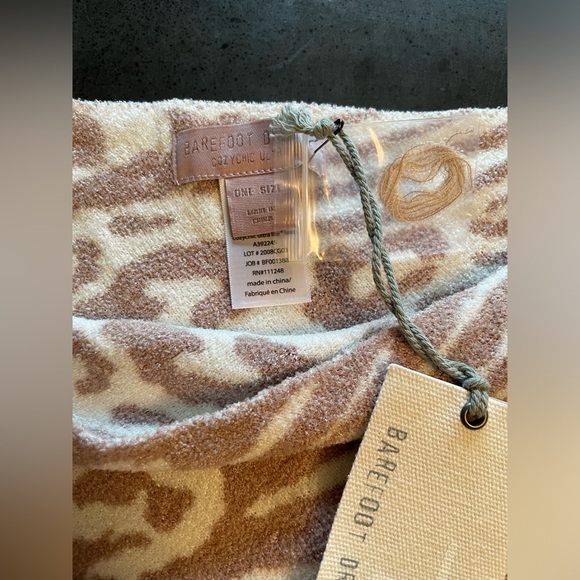 NEW WITH TAGS! Barefoot Dreams Ultra Lite Ocean Breeze PONCHO in Faded Rose OS - Picture 8 of 14